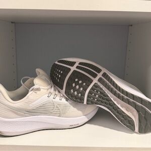 Nike Air Zoom Pegasus 39. All White. M9